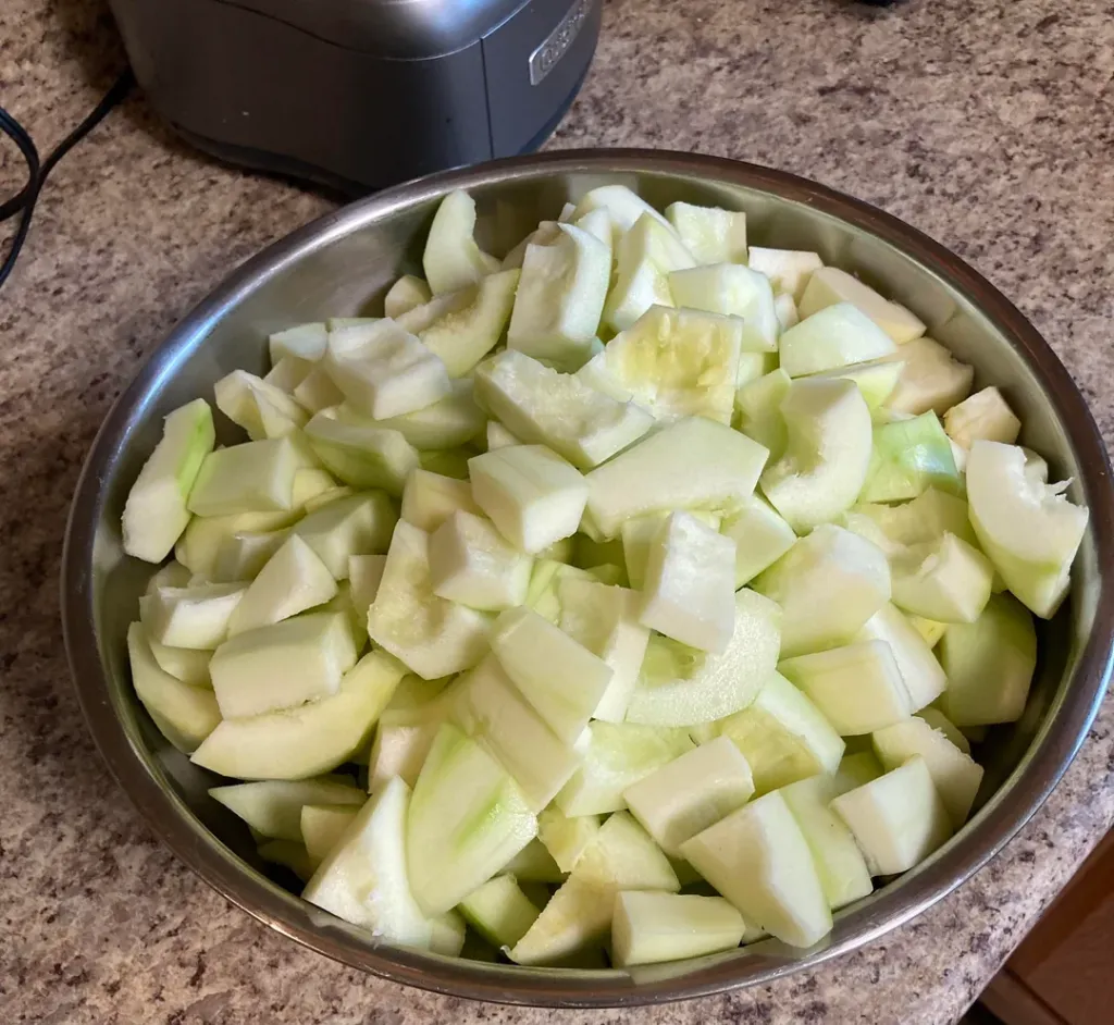 Verduras frescas cortadas en cuenco para preparación de comida equilibrada